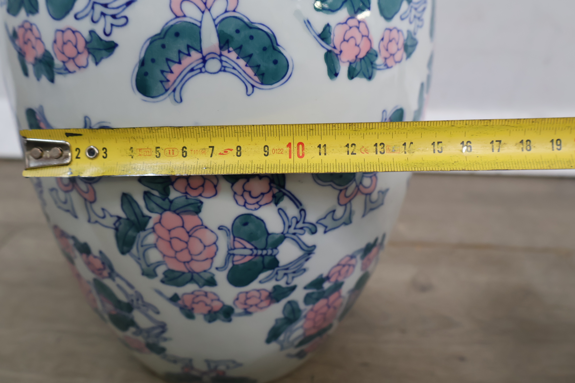 Porseleinen dekselvaas met bloem- en vlinderdecoratie – foto 16 – kavel bij GSD Auctions, Zoeterwoude