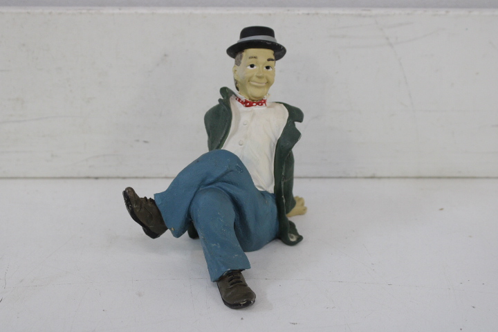 Twee keramische beeldjes van Laurel – foto 4 – kavel bij GSD Auctions, Zoeterwoude