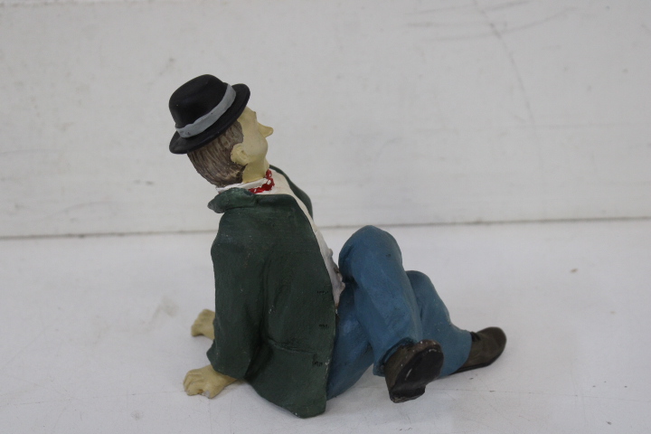 Twee keramische beeldjes van Laurel – foto 7 – kavel bij GSD Auctions, Zoeterwoude