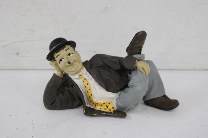Twee keramische beeldjes van Laurel – foto 10 – kavel bij GSD Auctions, Zoeterwoude