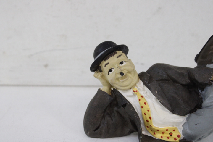 Twee keramische beeldjes van Laurel – foto 11 – kavel bij GSD Auctions, Zoeterwoude