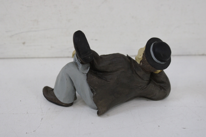 Twee keramische beeldjes van Laurel – foto 13 – kavel bij GSD Auctions, Zoeterwoude