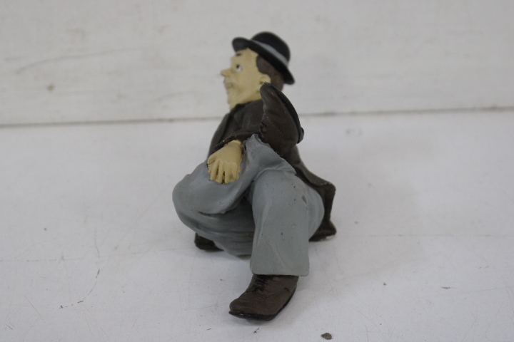 Twee keramische beeldjes van Laurel – foto 14 – kavel bij GSD Auctions, Zoeterwoude