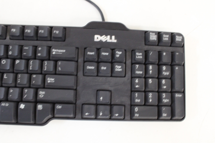 Dell computermonitor met toetsenbord en kabels – foto 7 – kavel bij GSD Auctions, Zoeterwoude