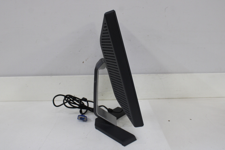 Dell computermonitor met toetsenbord en kabels – foto 20 – kavel bij GSD Auctions, Zoeterwoude