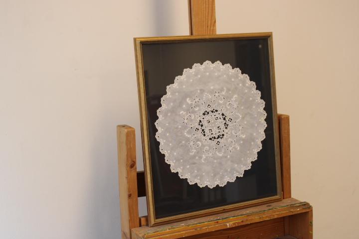 Ingelijste witte kanten doily – foto 2 – kavel bij GSD Auctions, Zoeterwoude