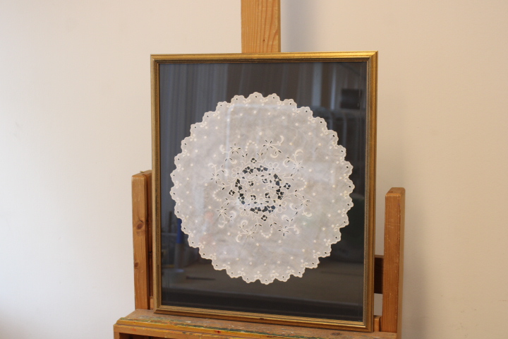 Ingelijste witte kanten doily – foto 3 – kavel bij GSD Auctions, Zoeterwoude