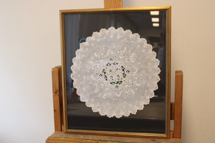 Ingelijste witte kanten doily – foto 4 – kavel bij GSD Auctions, Zoeterwoude