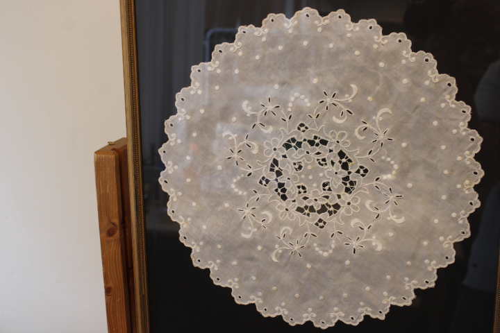 Ingelijste witte kanten doily – foto 5 – kavel bij GSD Auctions, Zoeterwoude
