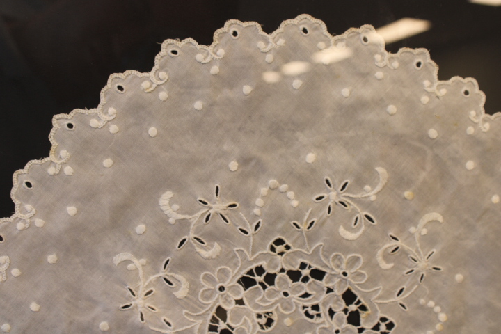 Ingelijste witte kanten doily – foto 6 – kavel bij GSD Auctions, Zoeterwoude