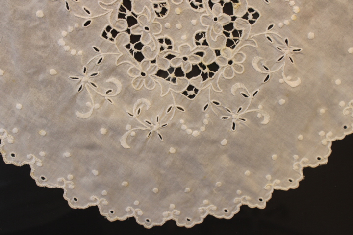 Ingelijste witte kanten doily – foto 7 – kavel bij GSD Auctions, Zoeterwoude