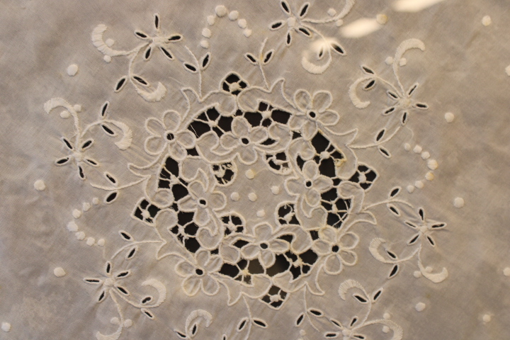 Ingelijste witte kanten doily – foto 8 – kavel bij GSD Auctions, Zoeterwoude