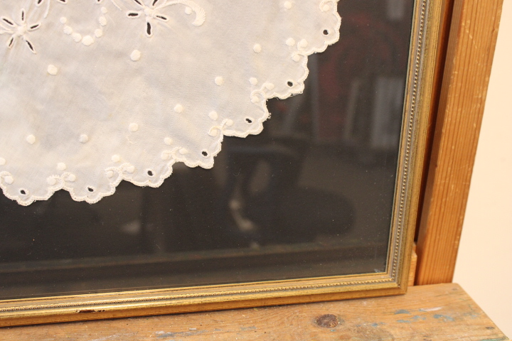 Ingelijste witte kanten doily – foto 10 – kavel bij GSD Auctions, Zoeterwoude