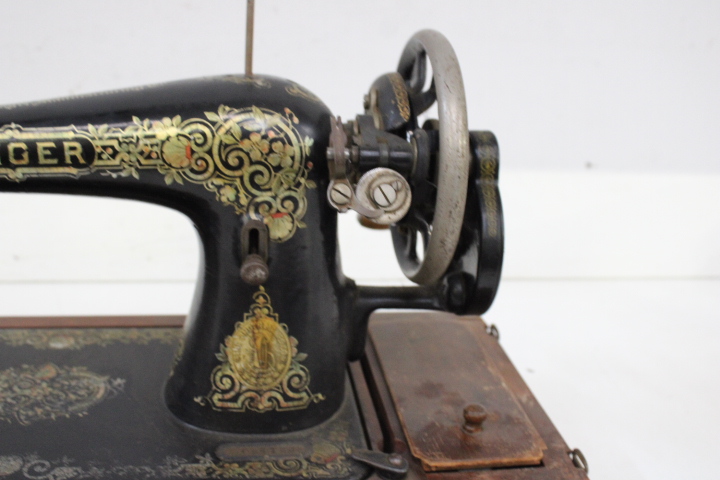 Singer antieke naaimachine met houten koffer – foto 8 – kavel bij GSD Auctions, Zoeterwoude