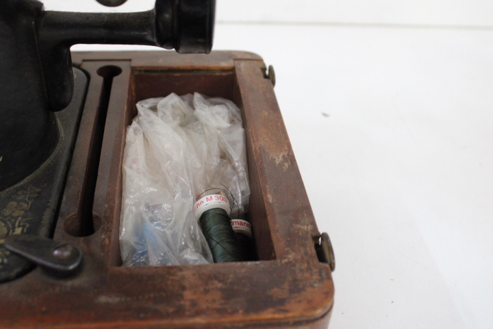 Singer antieke naaimachine met houten koffer – foto 9 – kavel bij GSD Auctions, Zoeterwoude