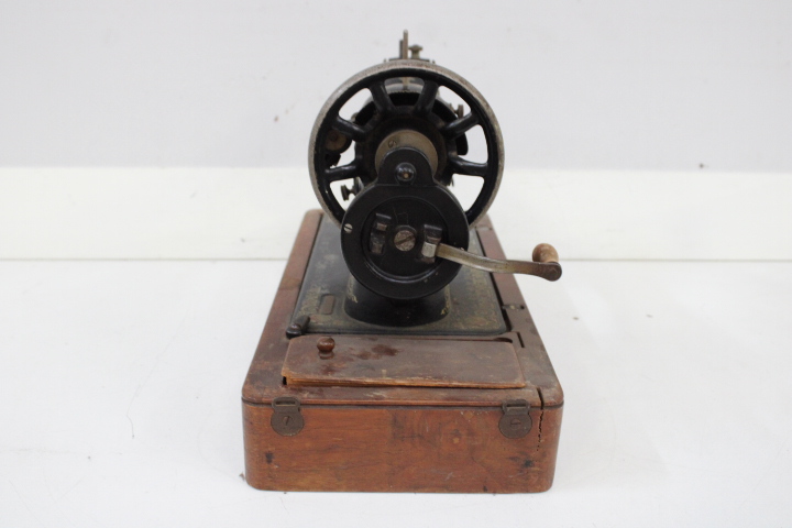 Singer antieke naaimachine met houten koffer – foto 10 – kavel bij GSD Auctions, Zoeterwoude