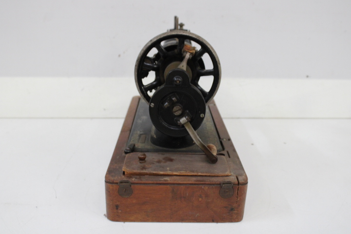 Singer antieke naaimachine met houten koffer – foto 11 – kavel bij GSD Auctions, Zoeterwoude