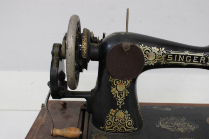Singer antieke naaimachine met houten koffer – foto 13 – kavel bij GSD Auctions, Zoeterwoude