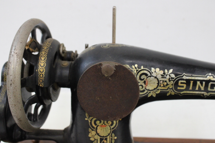 Singer antieke naaimachine met houten koffer – foto 14 – kavel bij GSD Auctions, Zoeterwoude