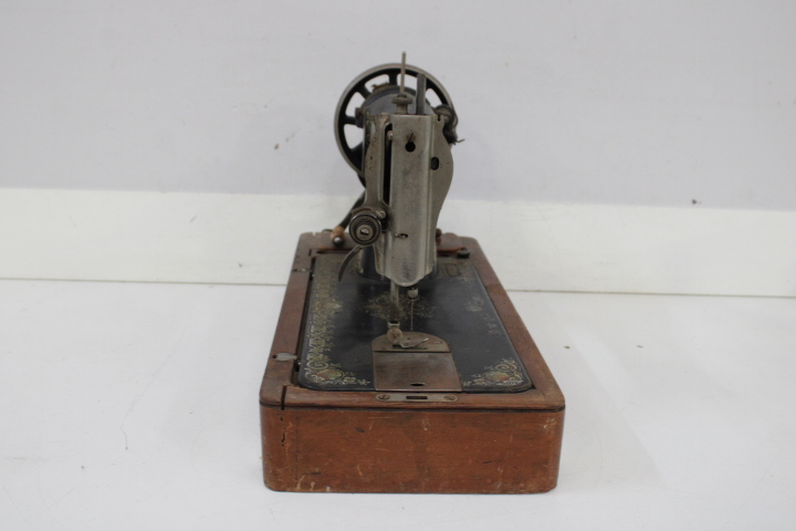 Singer antieke naaimachine met houten koffer – foto 17 – kavel bij GSD Auctions, Zoeterwoude