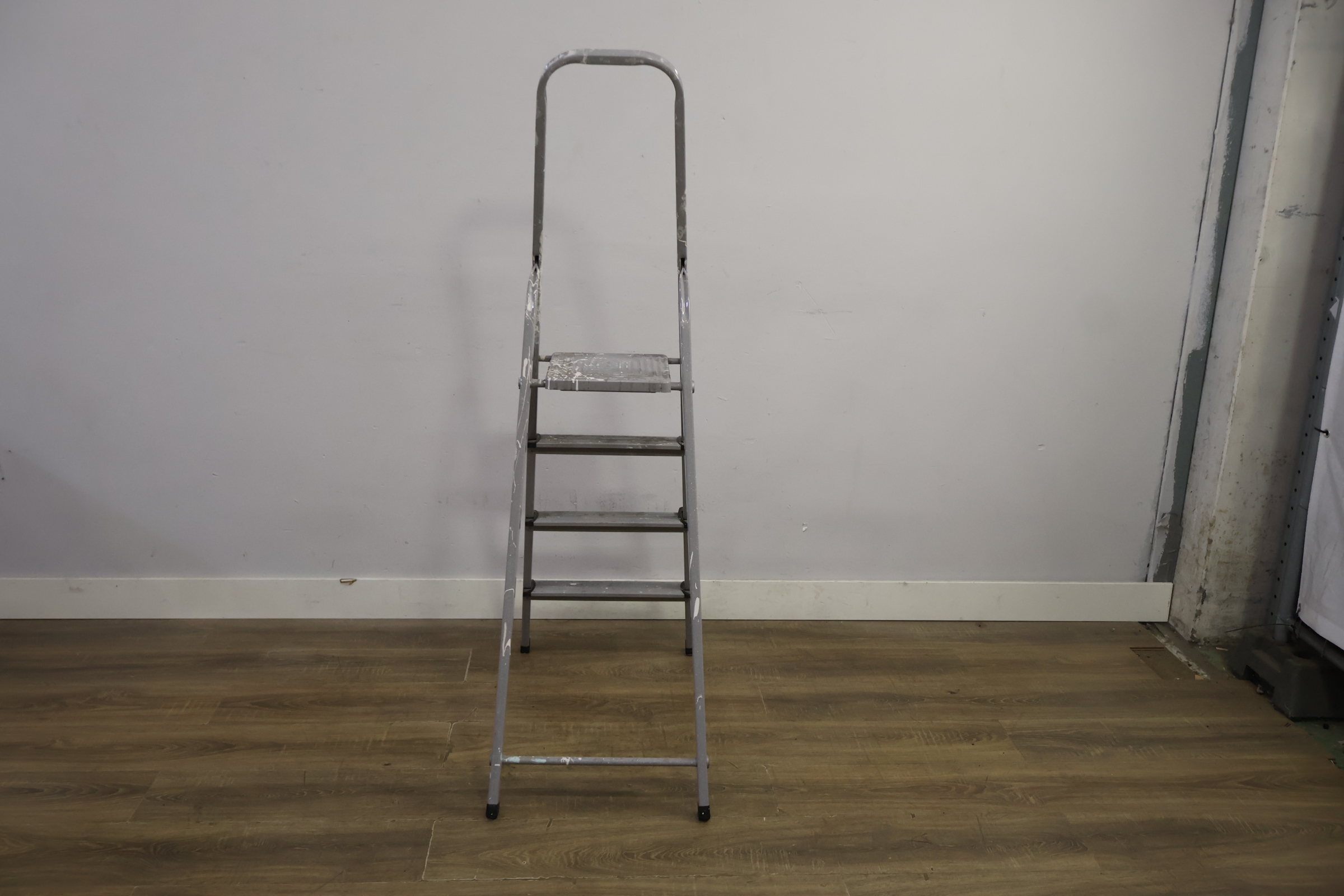 Metalen schilderstrap met 4 treden – foto 5 – kavel bij GSD Auctions, Zoeterwoude