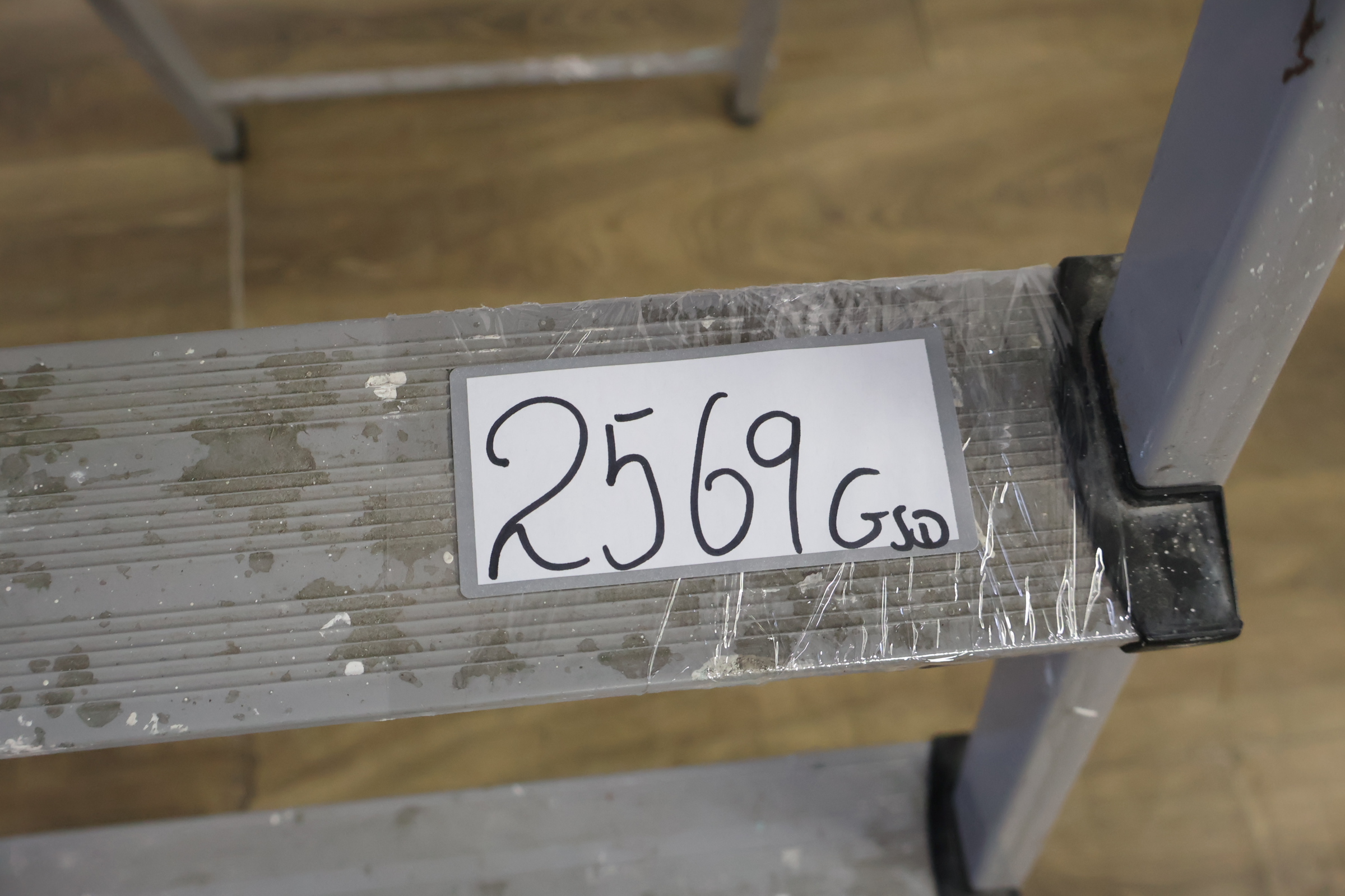 Metalen schilderstrap met 4 treden – foto 12 – kavel bij GSD Auctions, Zoeterwoude