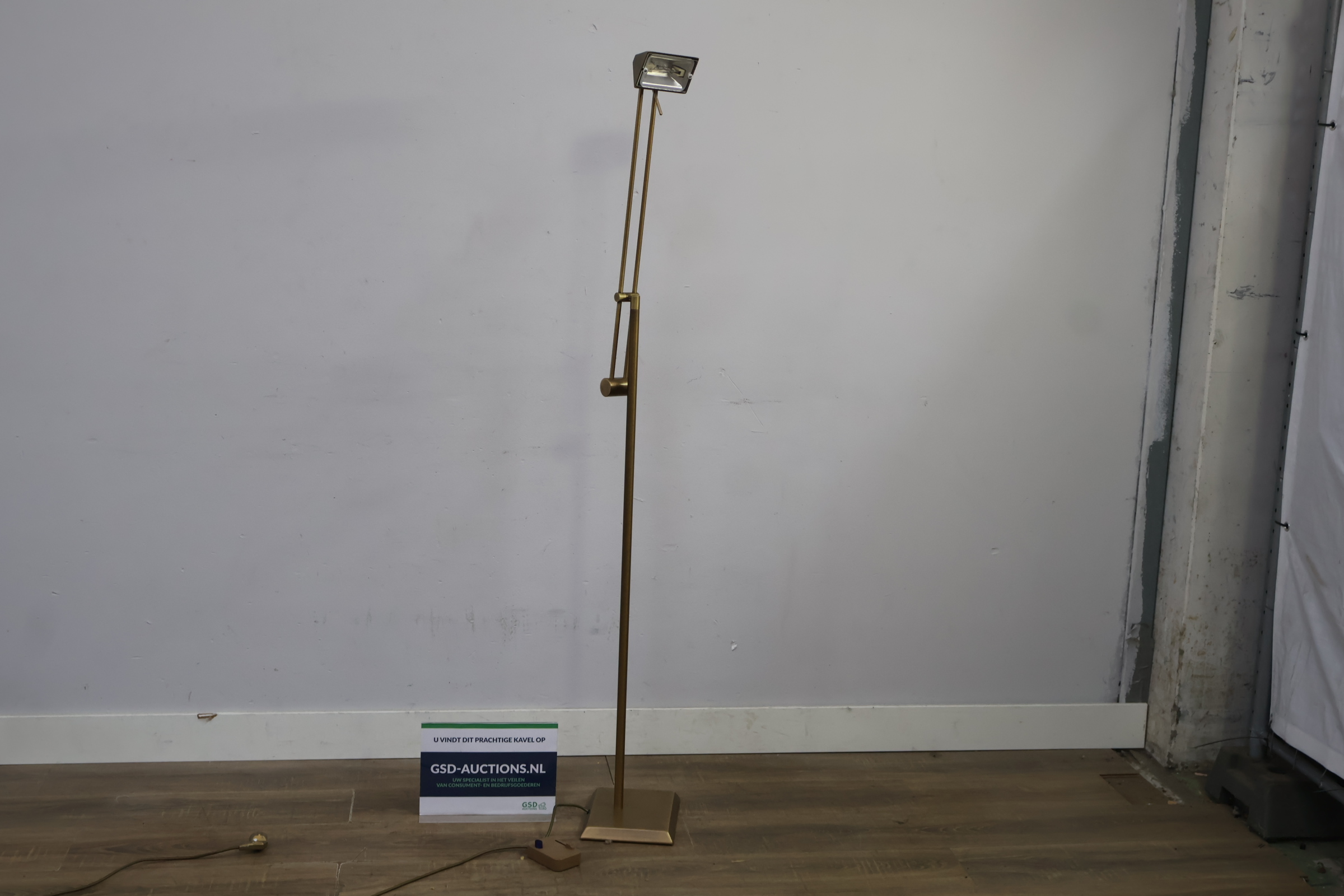 Vloerlamp met verstelbare arm – foto 2 – kavel bij GSD Auctions, Zoeterwoude