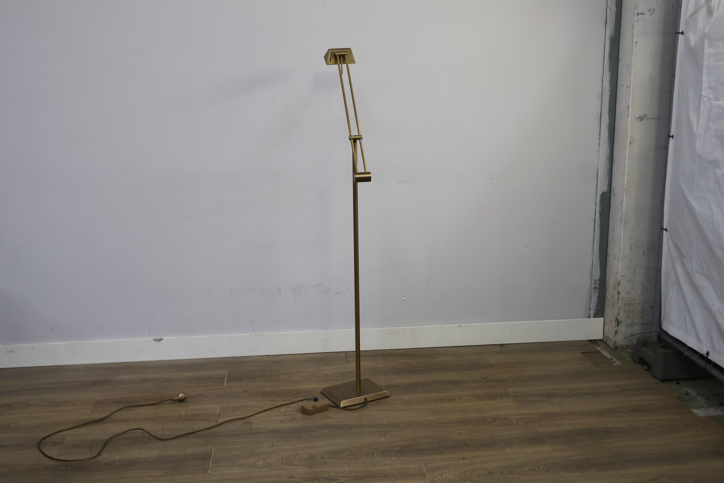 Vloerlamp met verstelbare arm – foto 3 – kavel bij GSD Auctions, Zoeterwoude