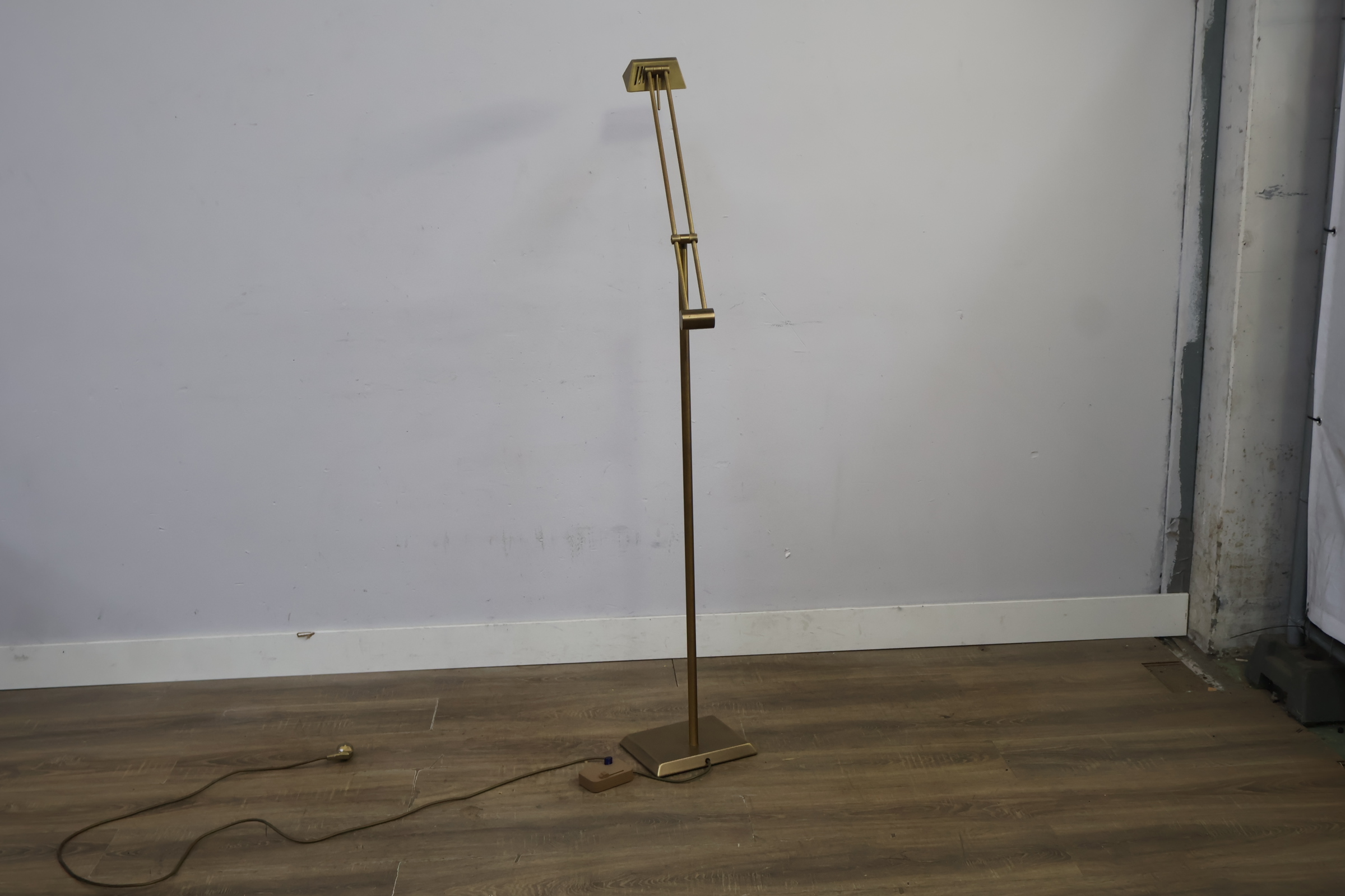 Vloerlamp met verstelbare arm – foto 4 – kavel bij GSD Auctions, Zoeterwoude