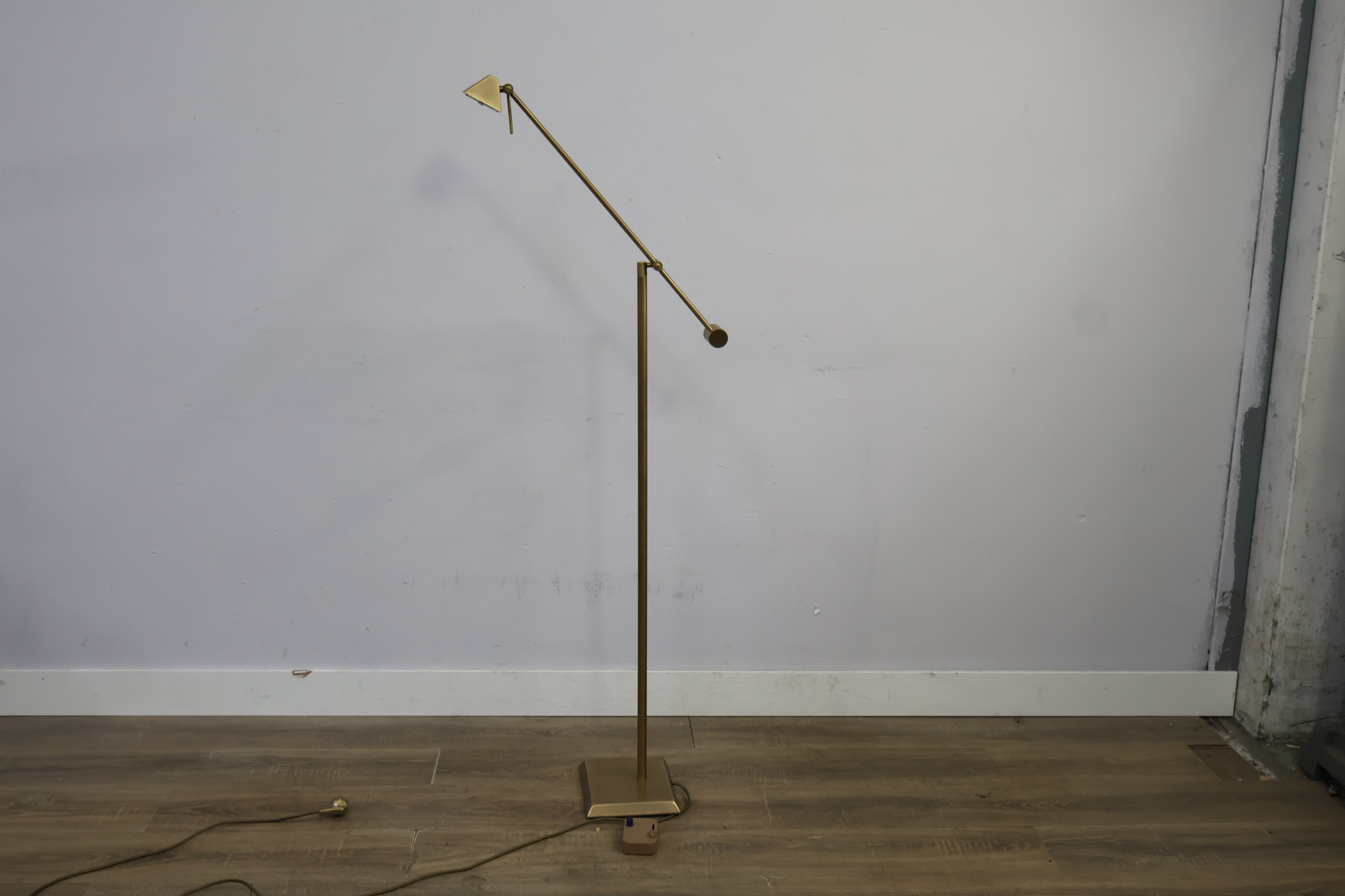 Vloerlamp met verstelbare arm – foto 5 – kavel bij GSD Auctions, Zoeterwoude