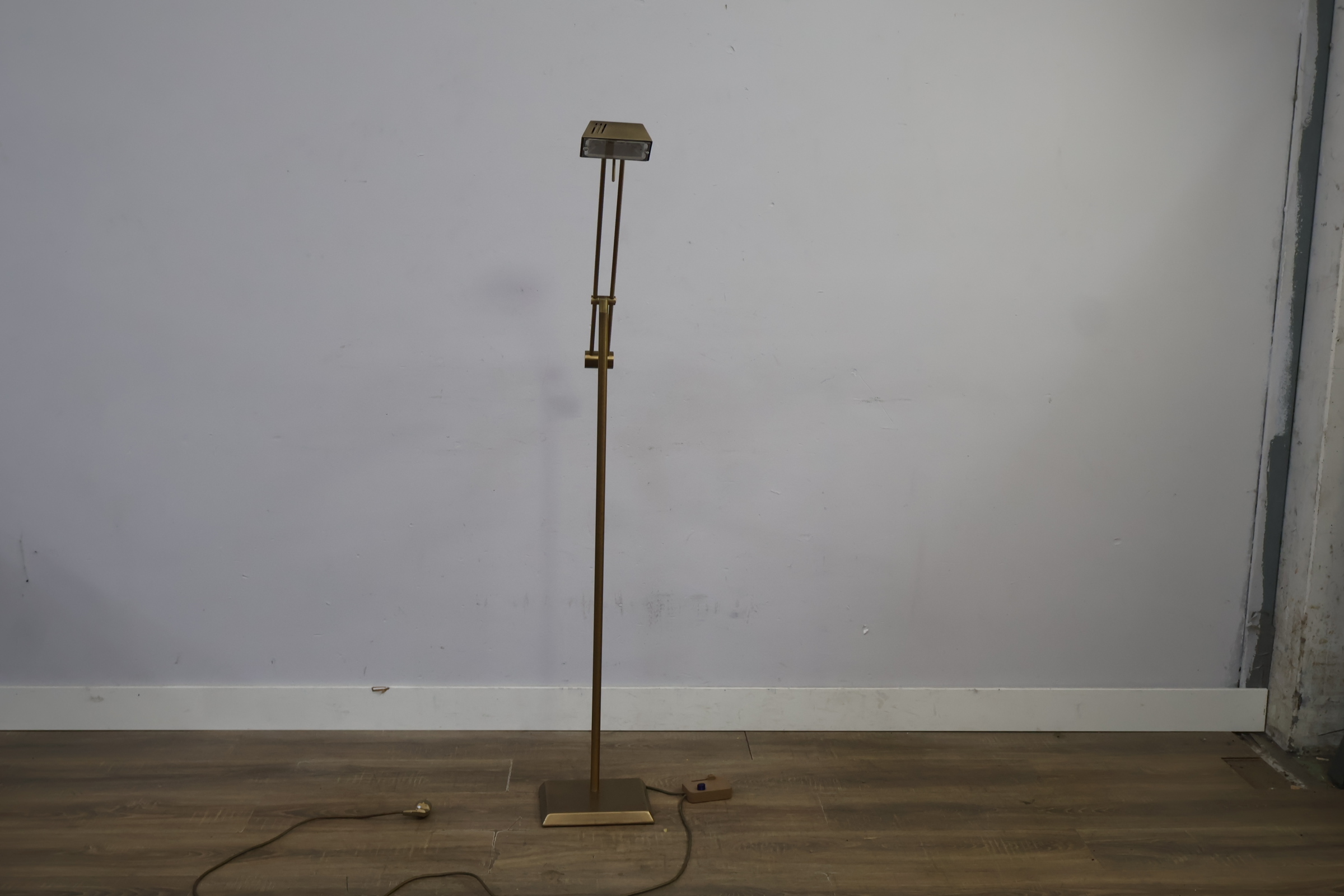 Vloerlamp met verstelbare arm – foto 7 – kavel bij GSD Auctions, Zoeterwoude
