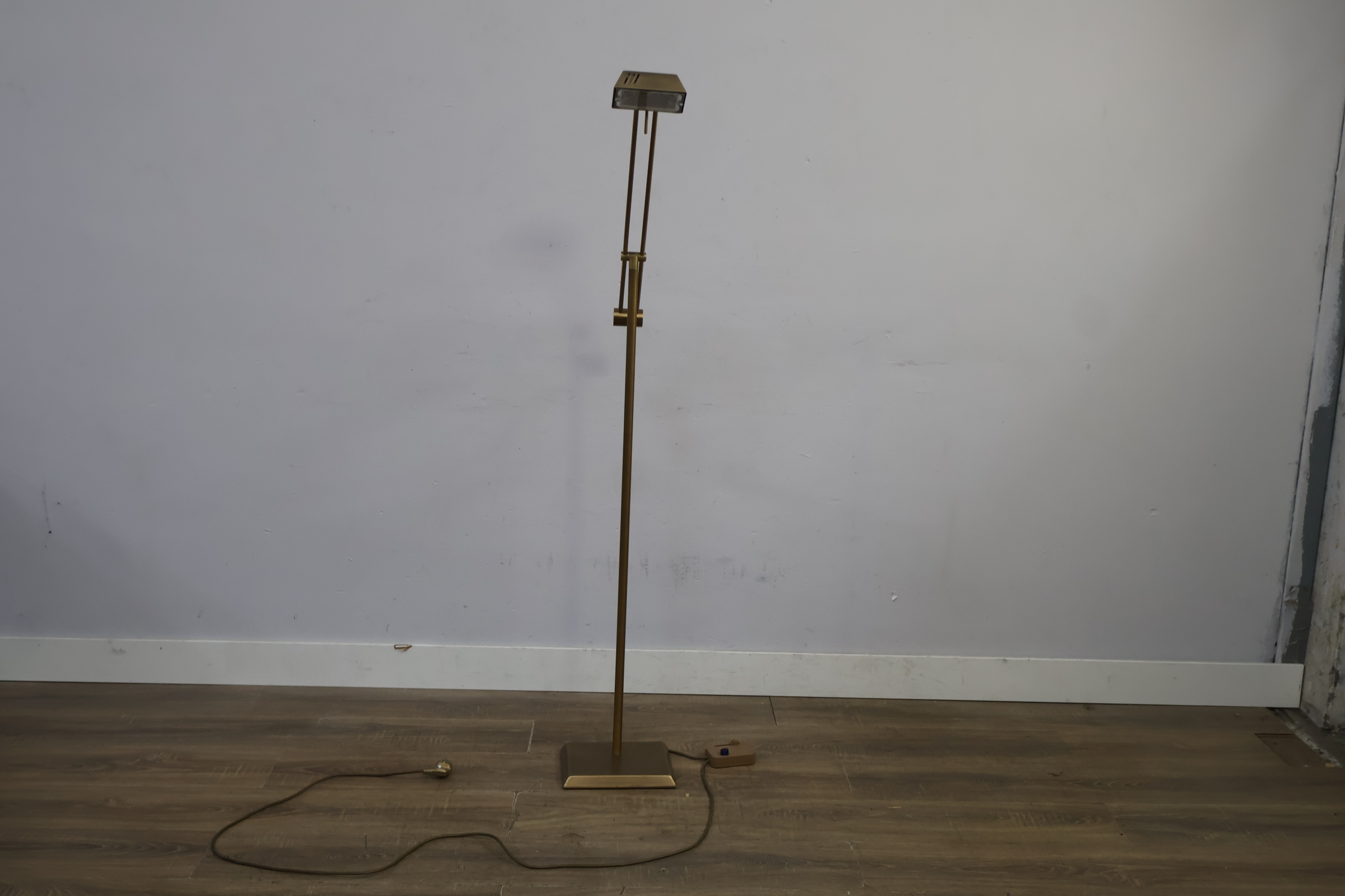 Vloerlamp met verstelbare arm – foto 8 – kavel bij GSD Auctions, Zoeterwoude