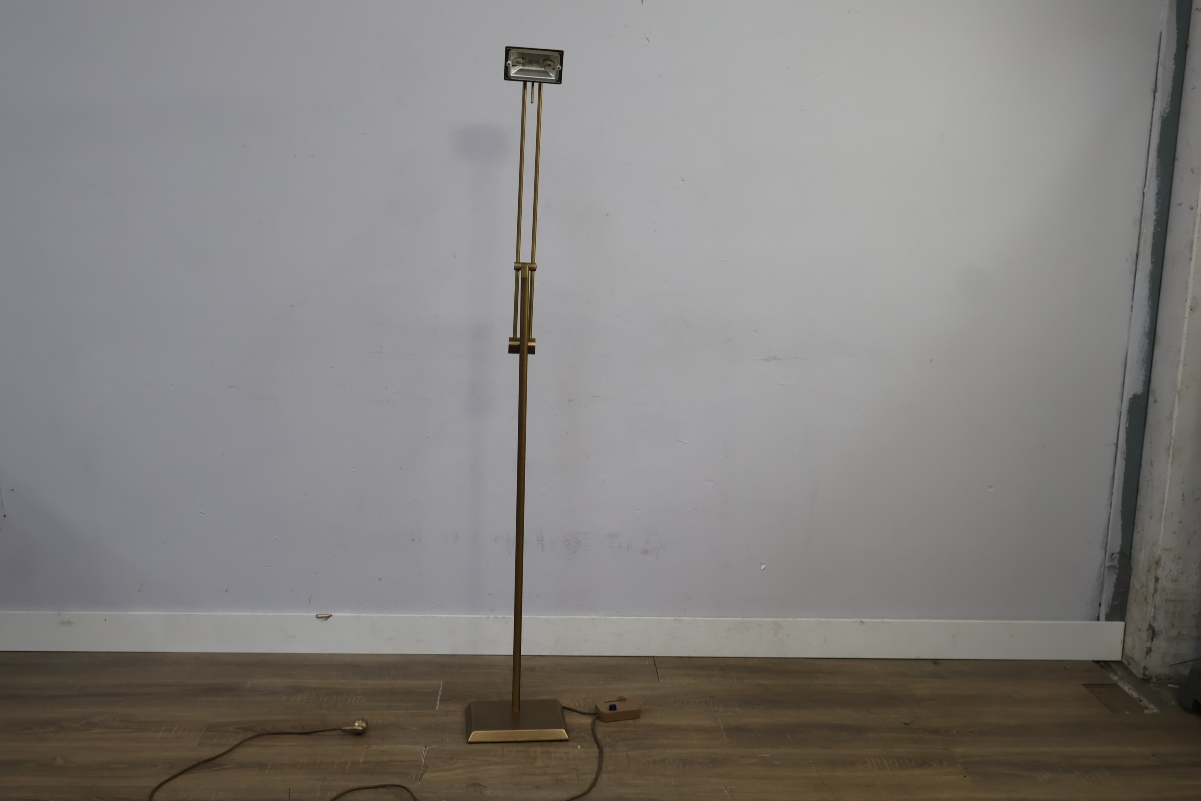 Vloerlamp met verstelbare arm – foto 9 – kavel bij GSD Auctions, Zoeterwoude