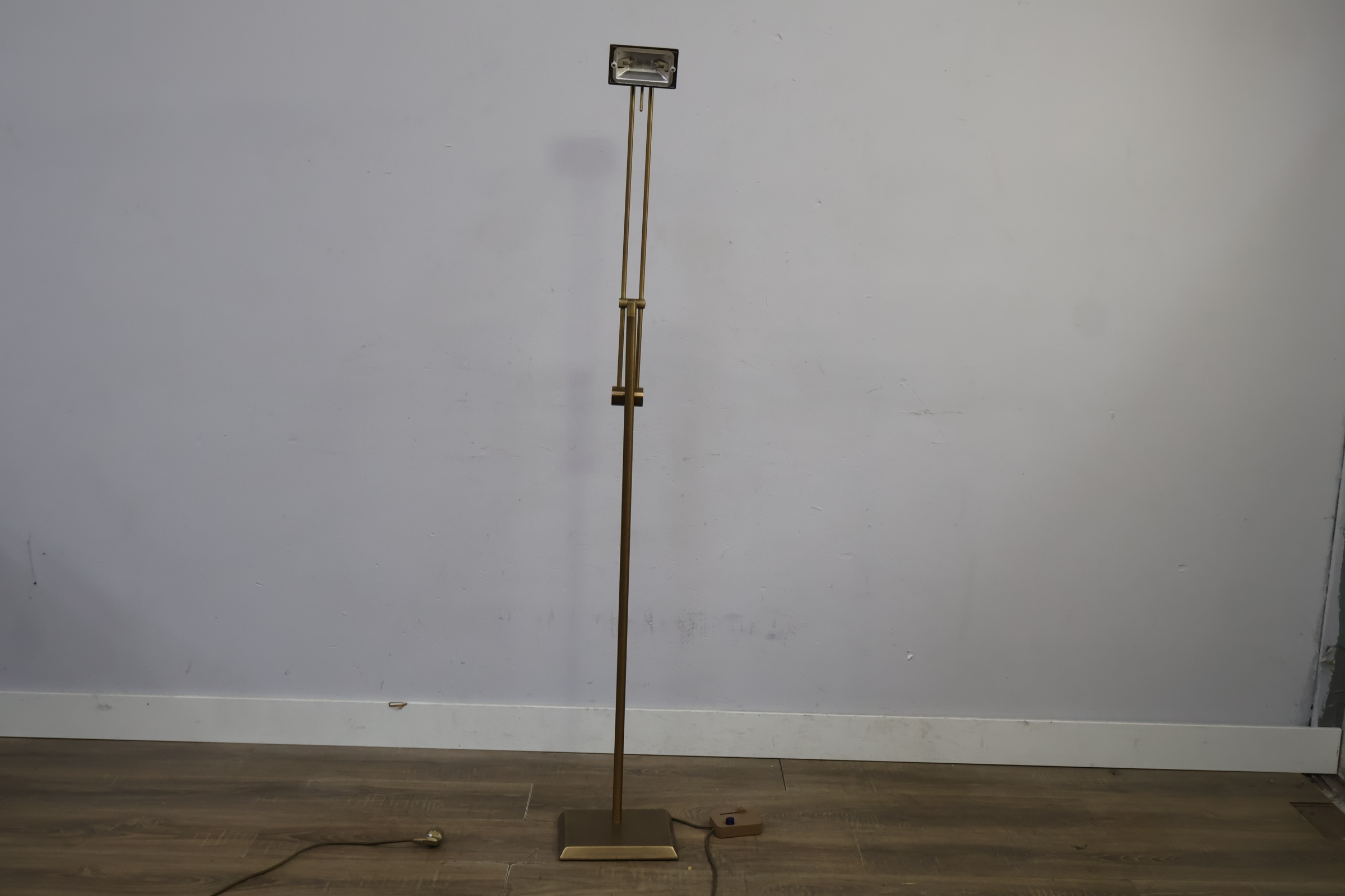 Vloerlamp met verstelbare arm – foto 10 – kavel bij GSD Auctions, Zoeterwoude