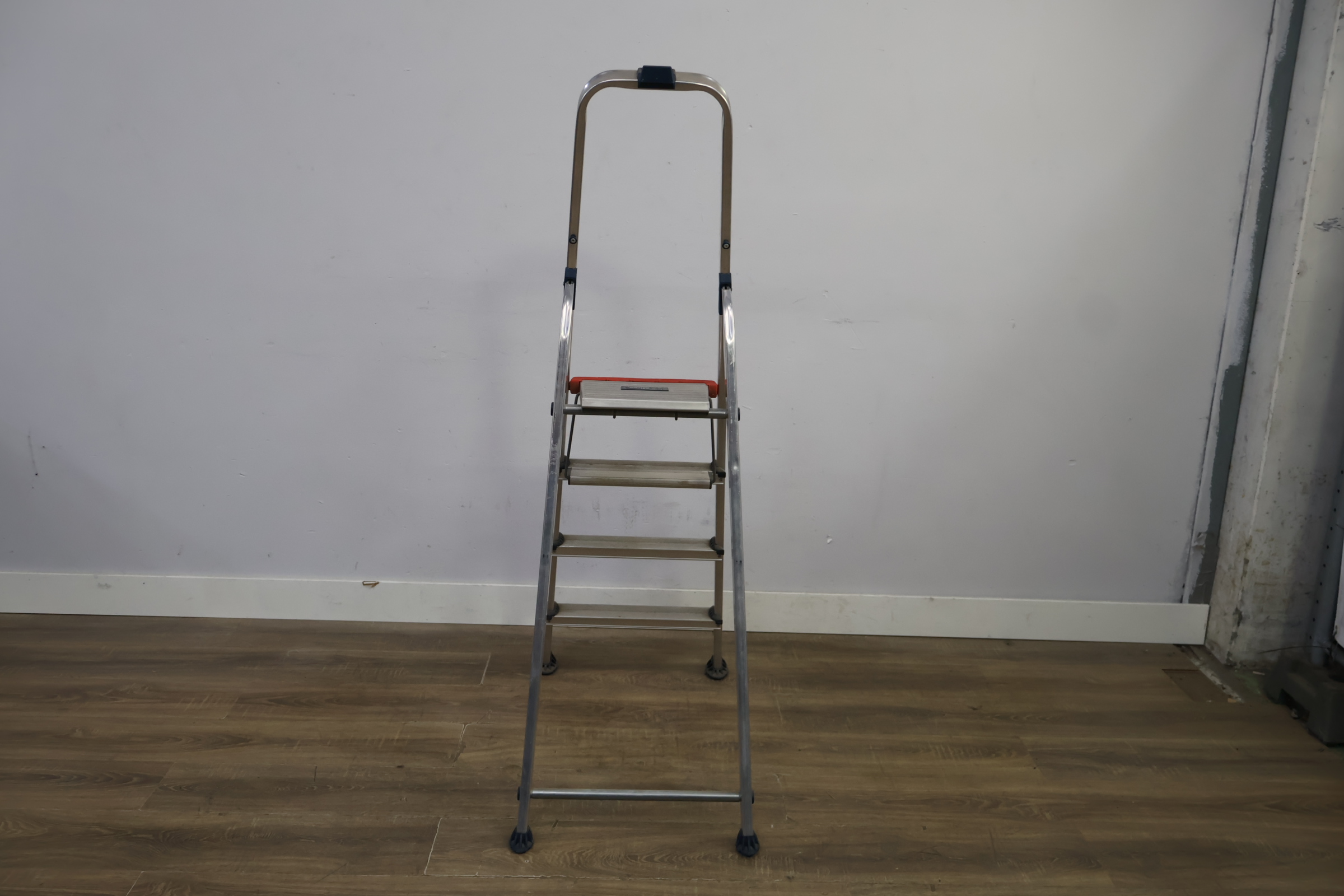 Altrex Huishoudtrap – foto 5 – kavel bij GSD Auctions, Zoeterwoude