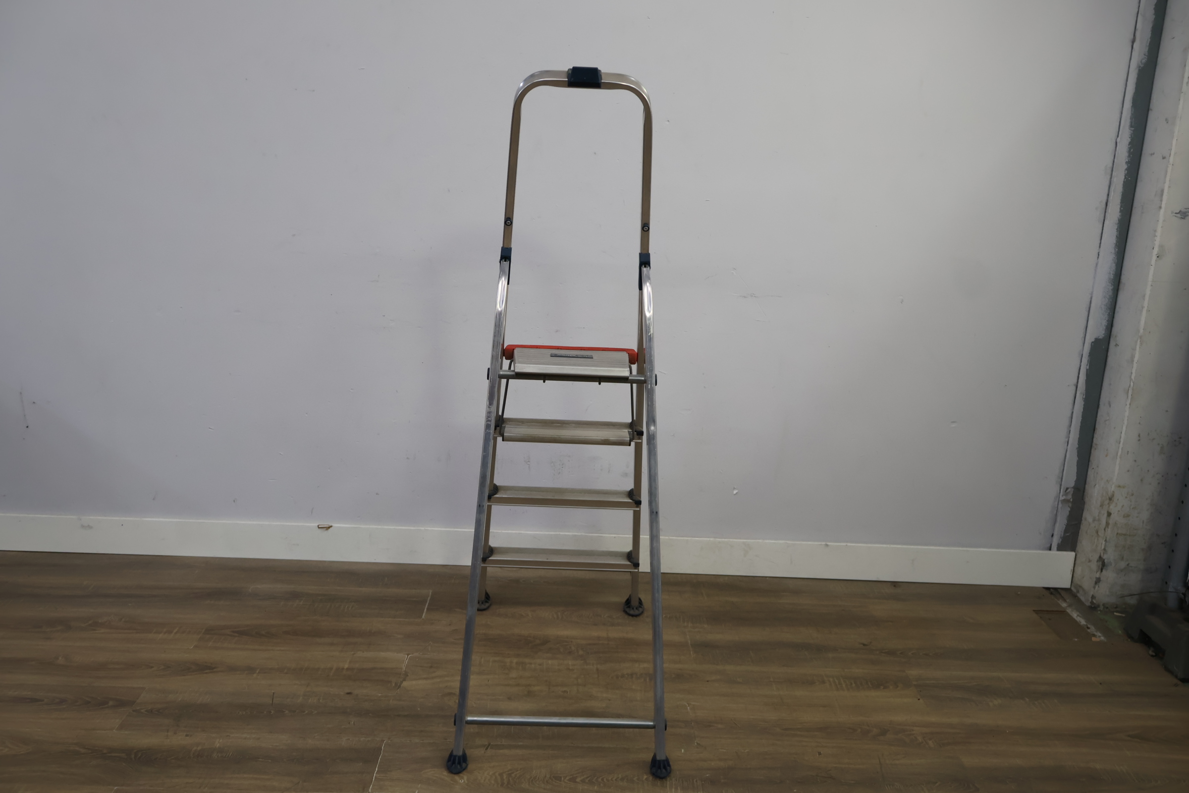 Altrex Huishoudtrap – foto 6 – kavel bij GSD Auctions, Zoeterwoude