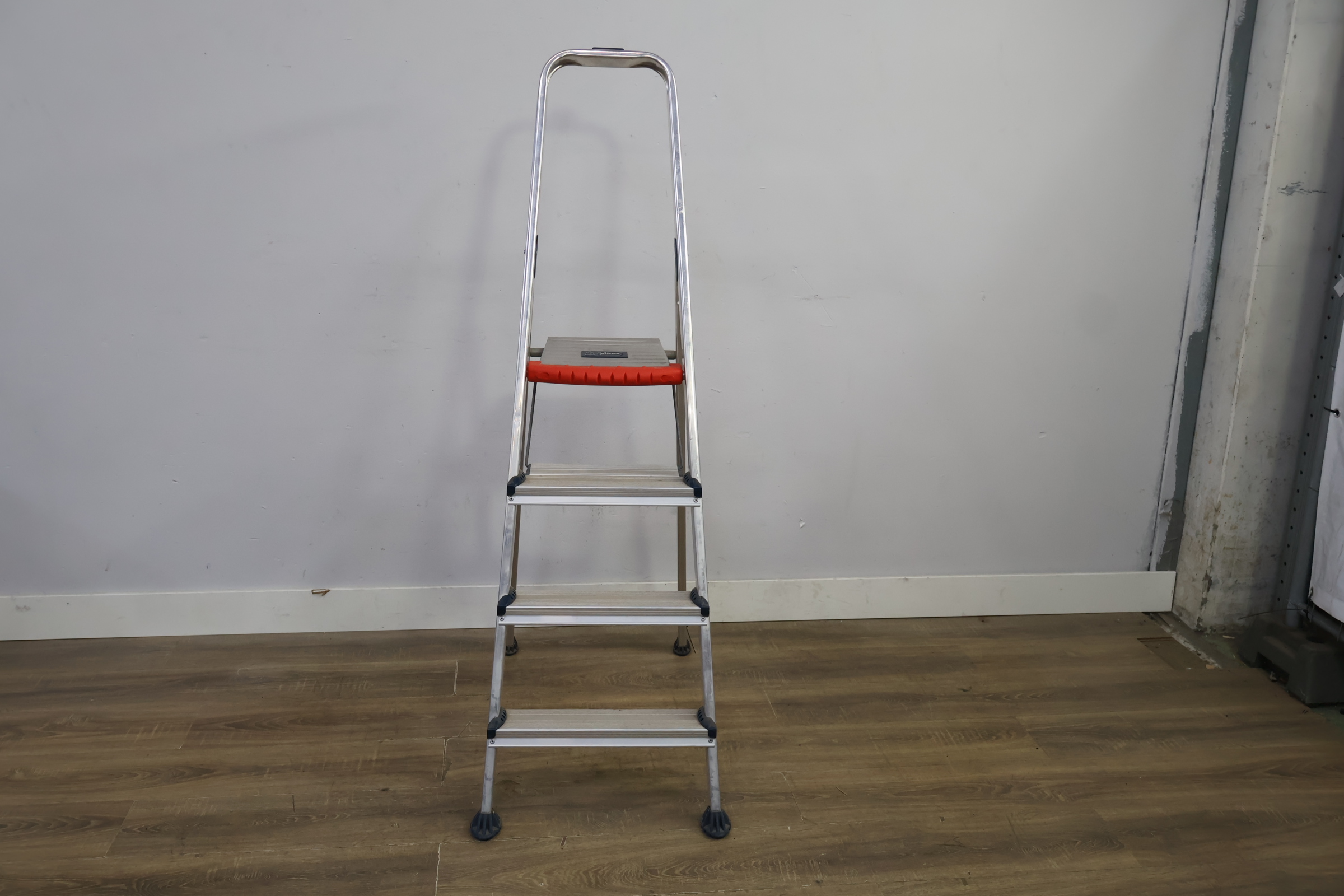 Altrex Huishoudtrap – foto 13 – kavel bij GSD Auctions, Zoeterwoude