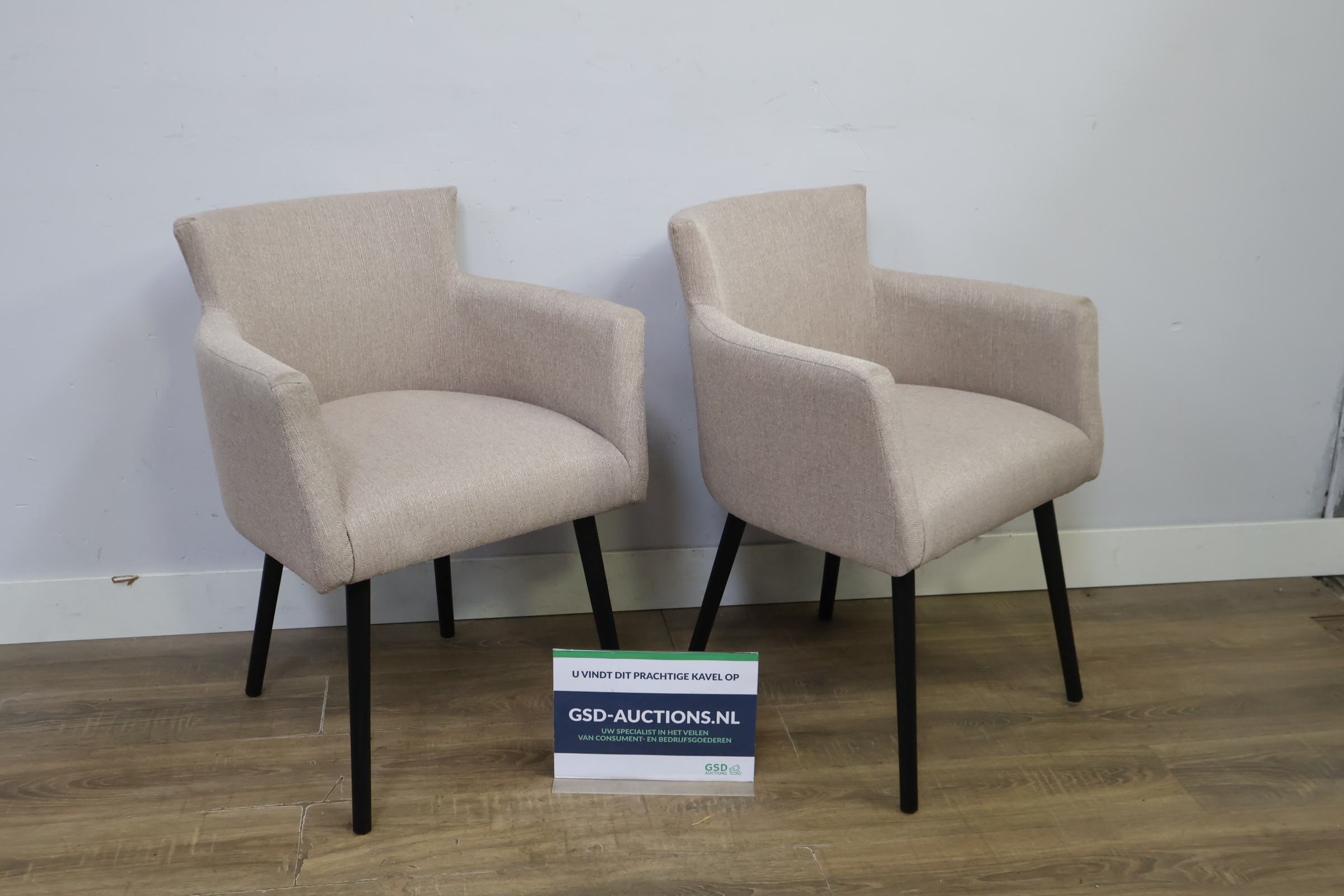 Set van 2 keurige beige fauteuils – foto 2 – kavel bij GSD Auctions, Zoeterwoude