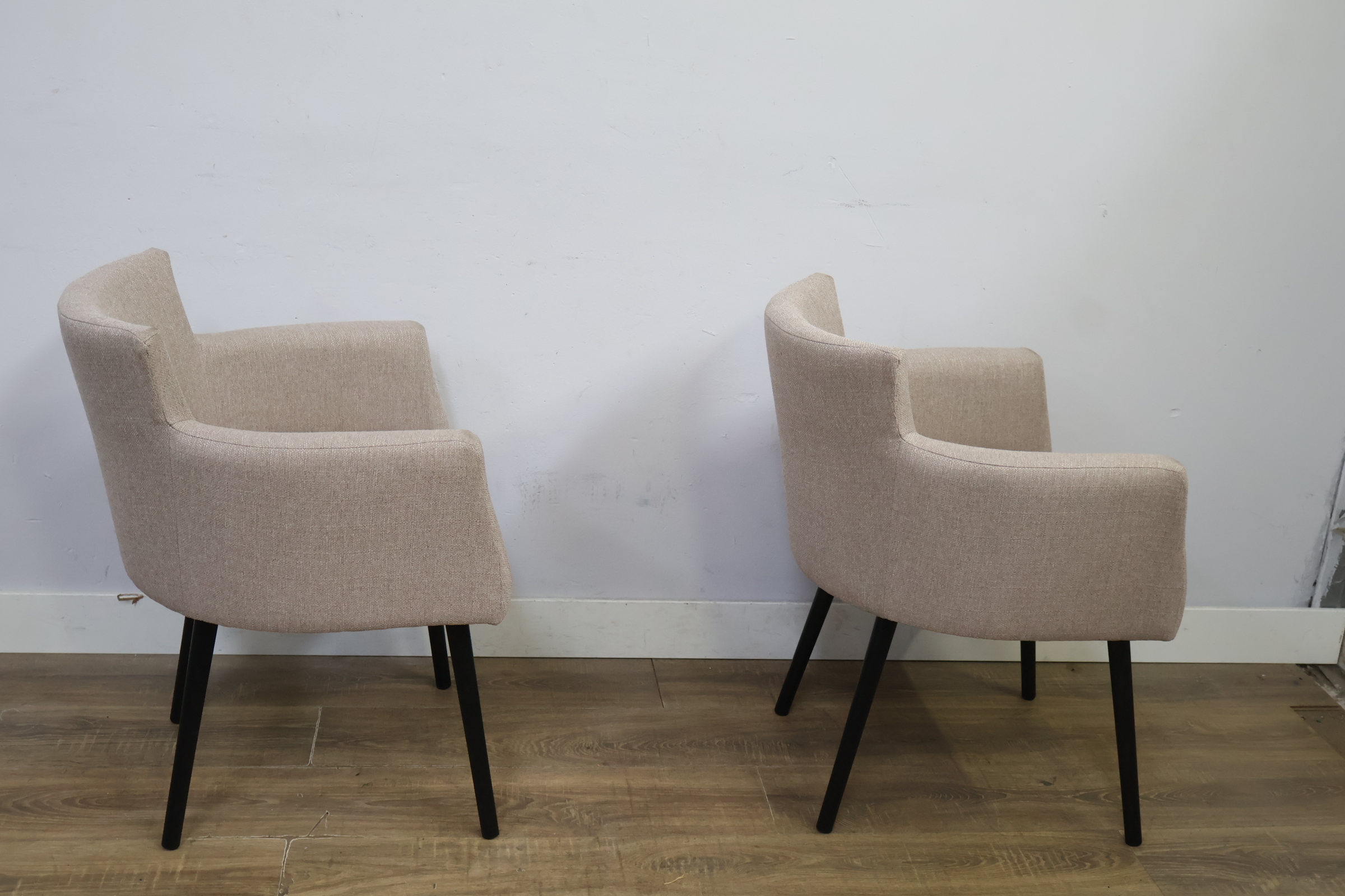 Set van 2 keurige beige fauteuils – foto 3 – kavel bij GSD Auctions, Zoeterwoude
