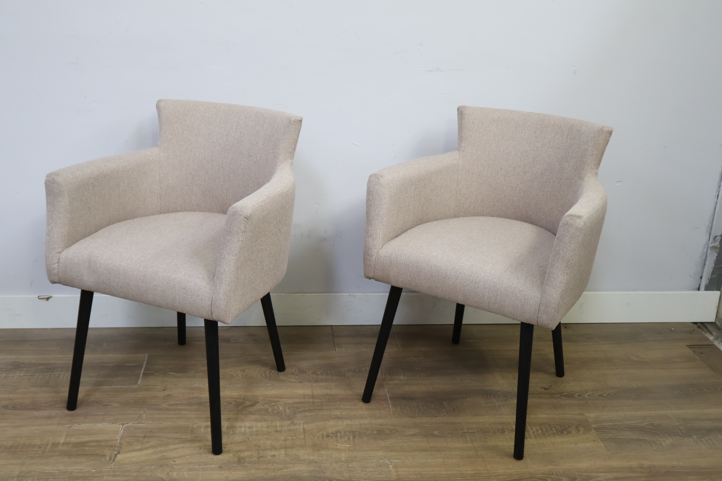 Set van 2 keurige beige fauteuils – foto 10 – kavel bij GSD Auctions, Zoeterwoude