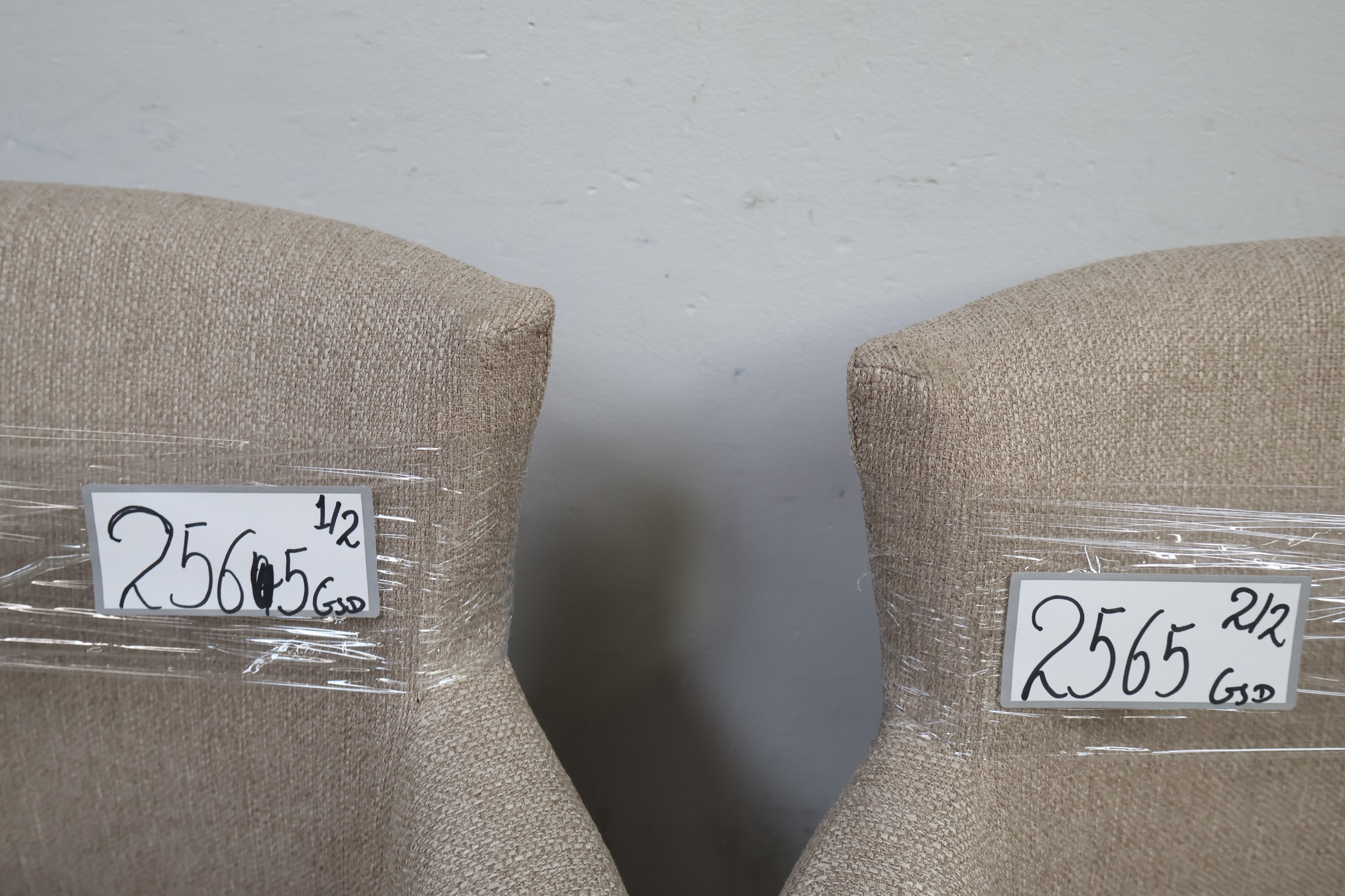 Set van 2 keurige beige fauteuils – foto 18 – kavel bij GSD Auctions, Zoeterwoude