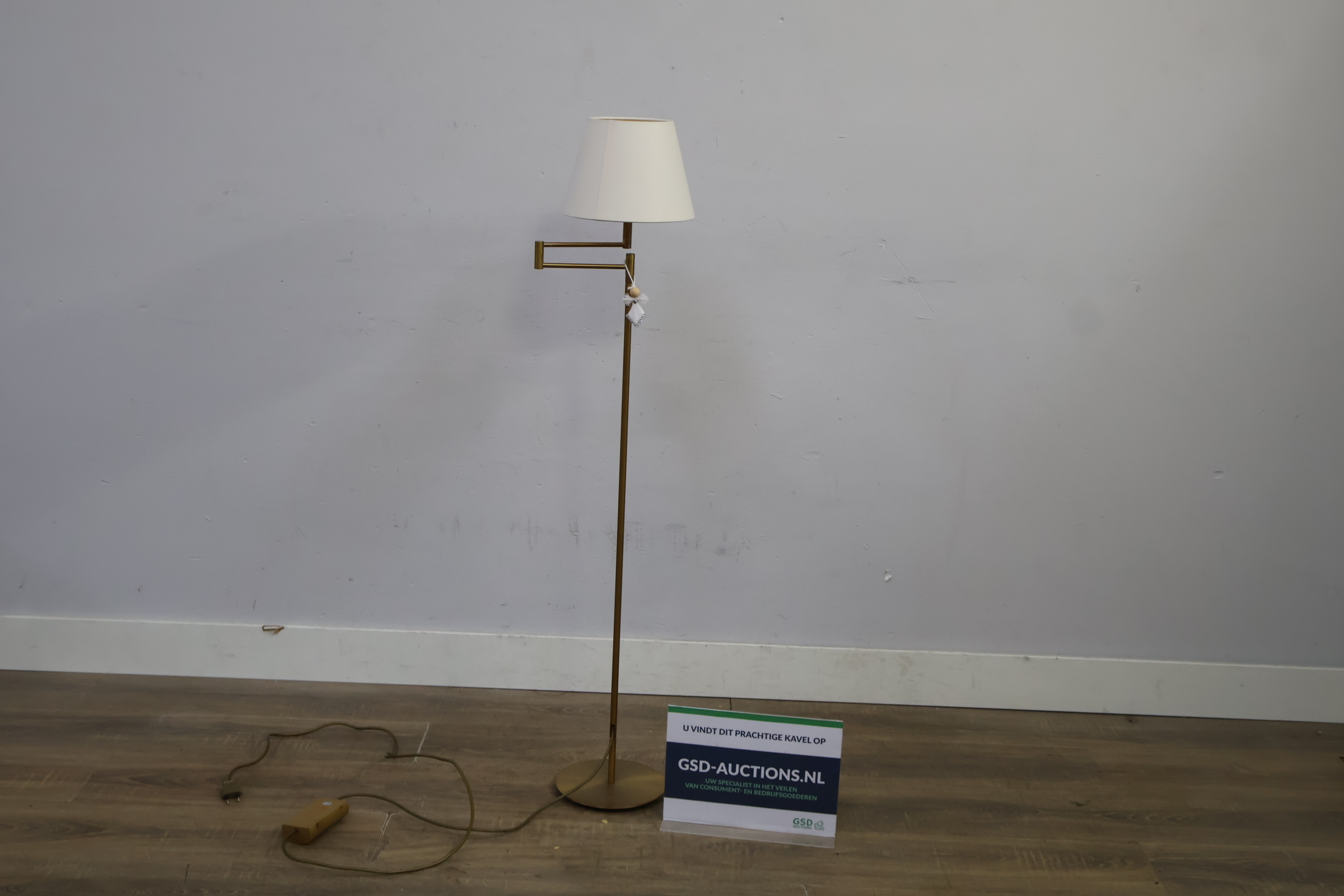 Goudkleurige vloerlamp met witte kap – foto 2 – kavel bij GSD Auctions, Zoeterwoude