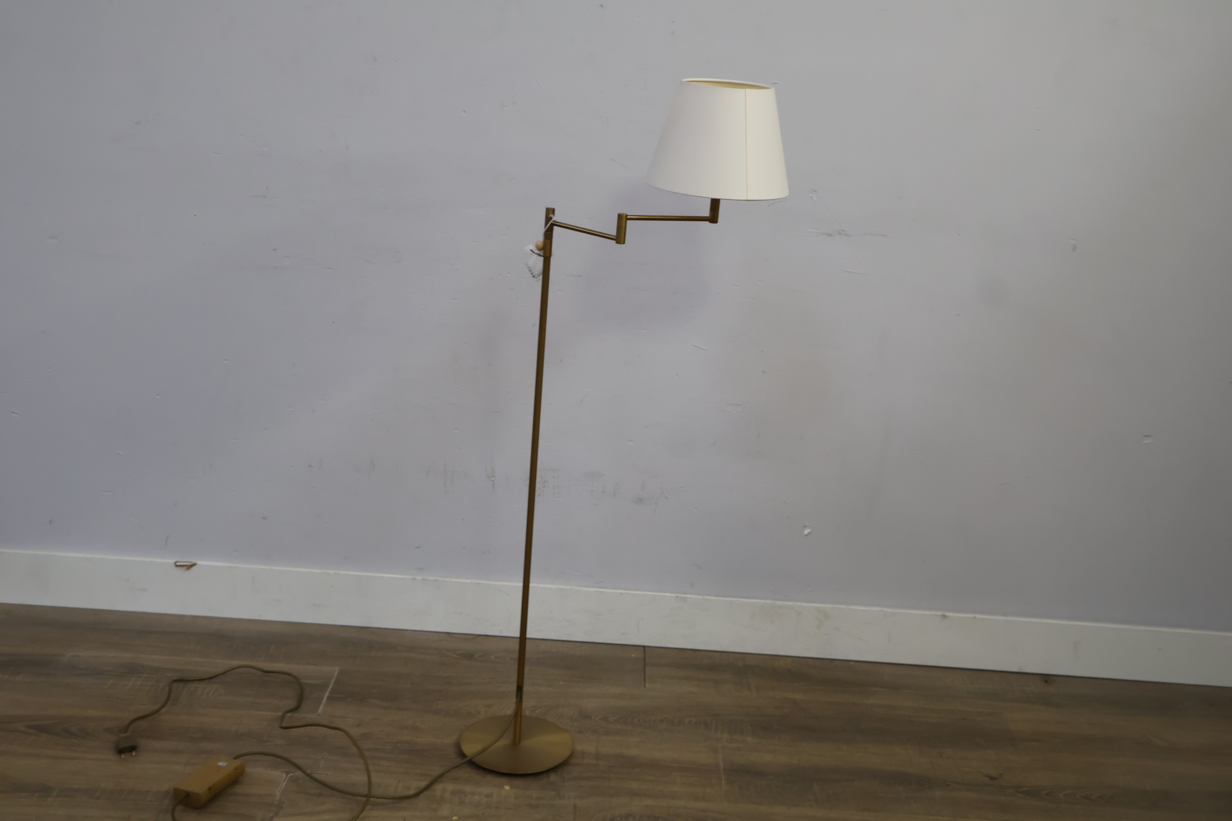 Goudkleurige vloerlamp met witte kap – foto 3 – kavel bij GSD Auctions, Zoeterwoude