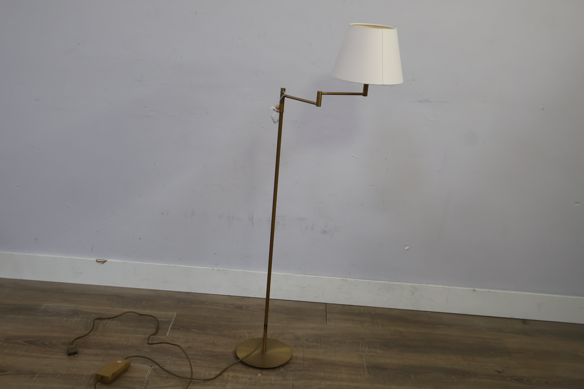 Goudkleurige vloerlamp met witte kap – foto 4 – kavel bij GSD Auctions, Zoeterwoude
