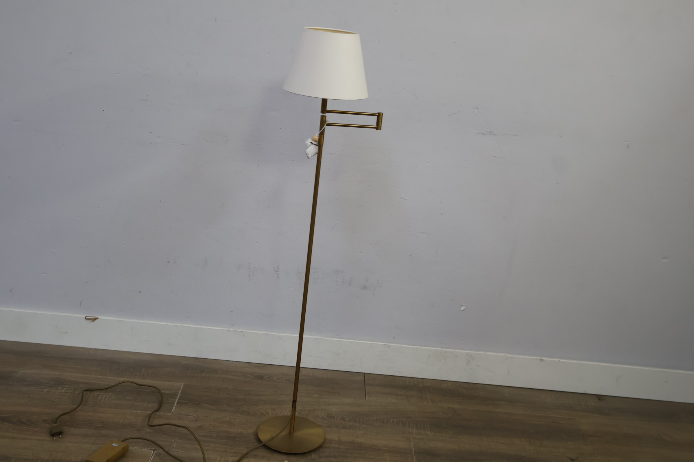 Goudkleurige vloerlamp met witte kap – foto 5 – kavel bij GSD Auctions, Zoeterwoude