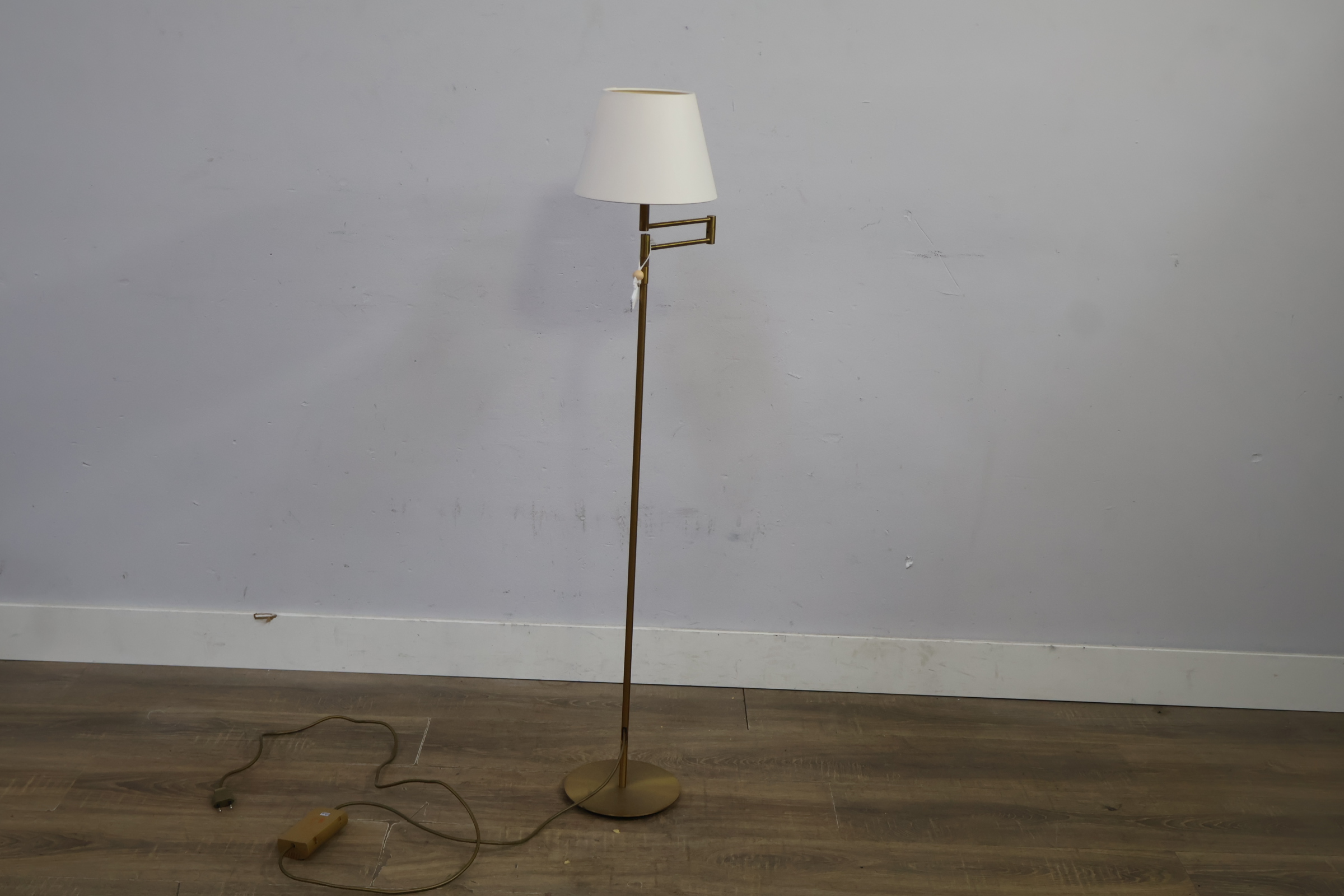Goudkleurige vloerlamp met witte kap – foto 6 – kavel bij GSD Auctions, Zoeterwoude
