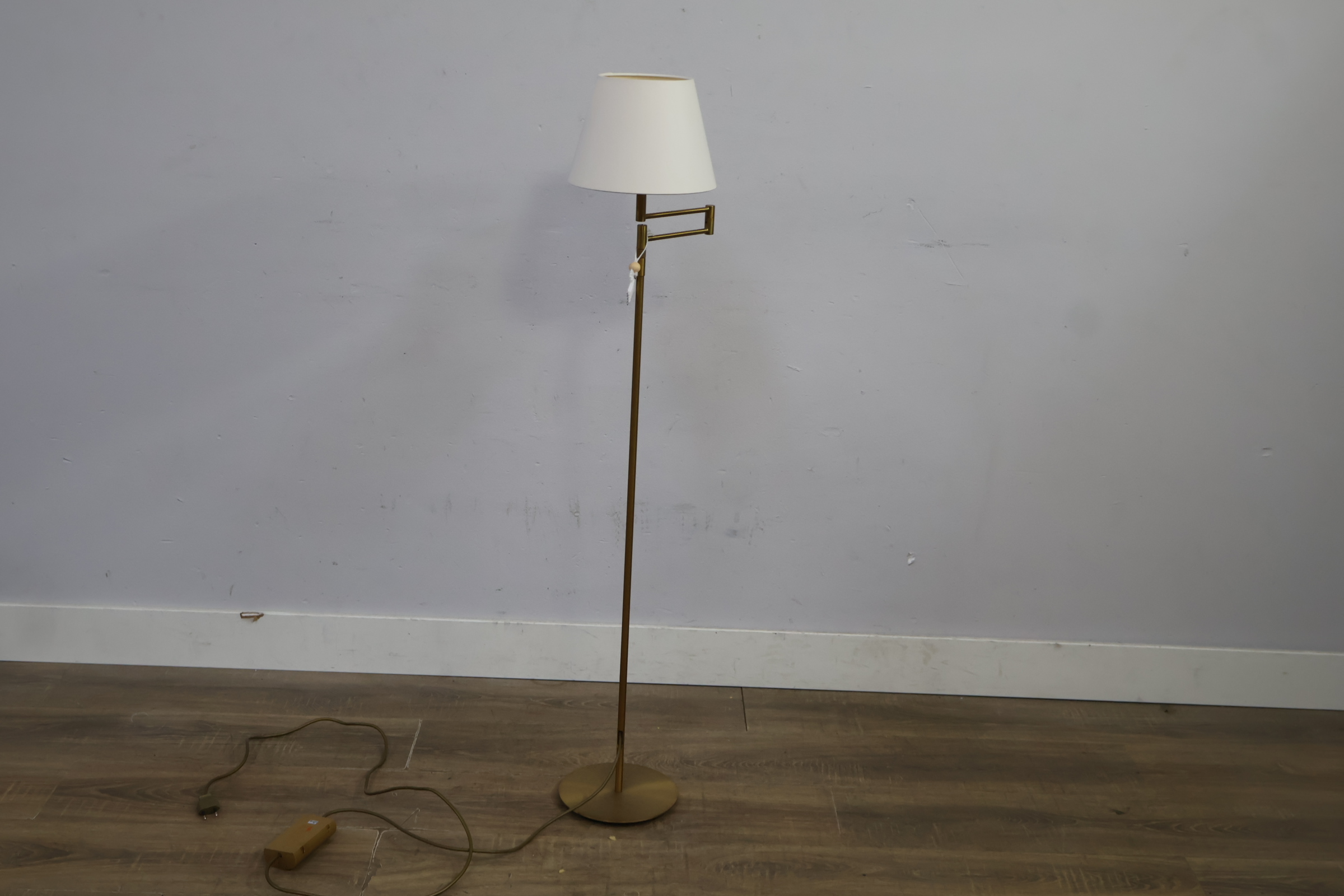 Goudkleurige vloerlamp met witte kap – foto 7 – kavel bij GSD Auctions, Zoeterwoude