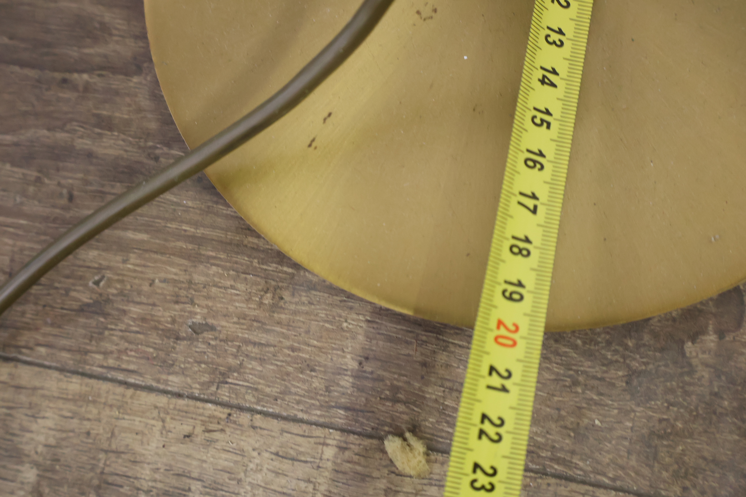 Goudkleurige vloerlamp met witte kap – foto 8 – kavel bij GSD Auctions, Zoeterwoude