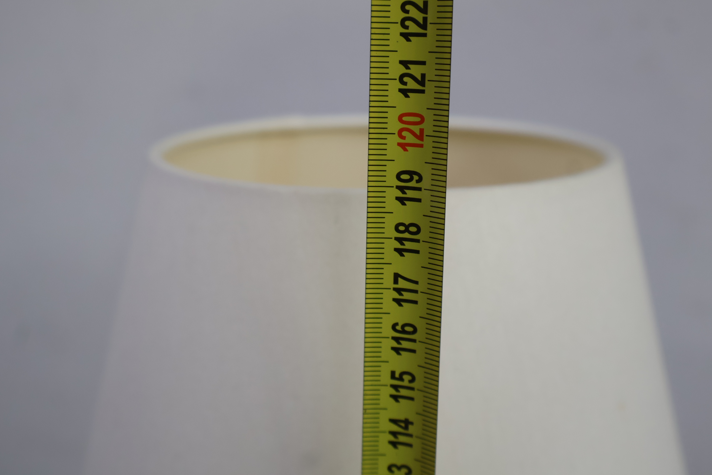Goudkleurige vloerlamp met witte kap – foto 9 – kavel bij GSD Auctions, Zoeterwoude