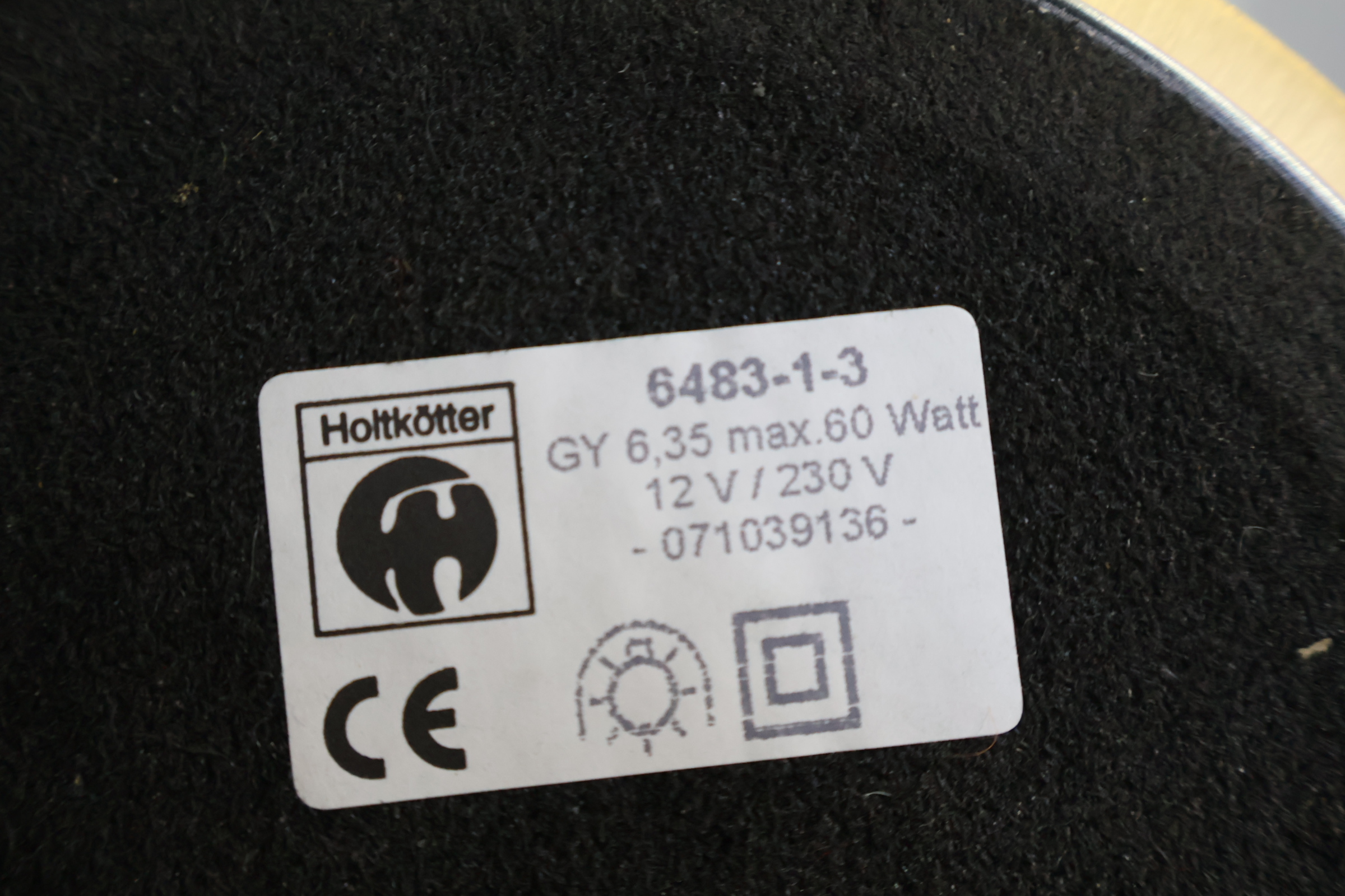 Goudkleurige vloerlamp met witte kap – foto 10 – kavel bij GSD Auctions, Zoeterwoude